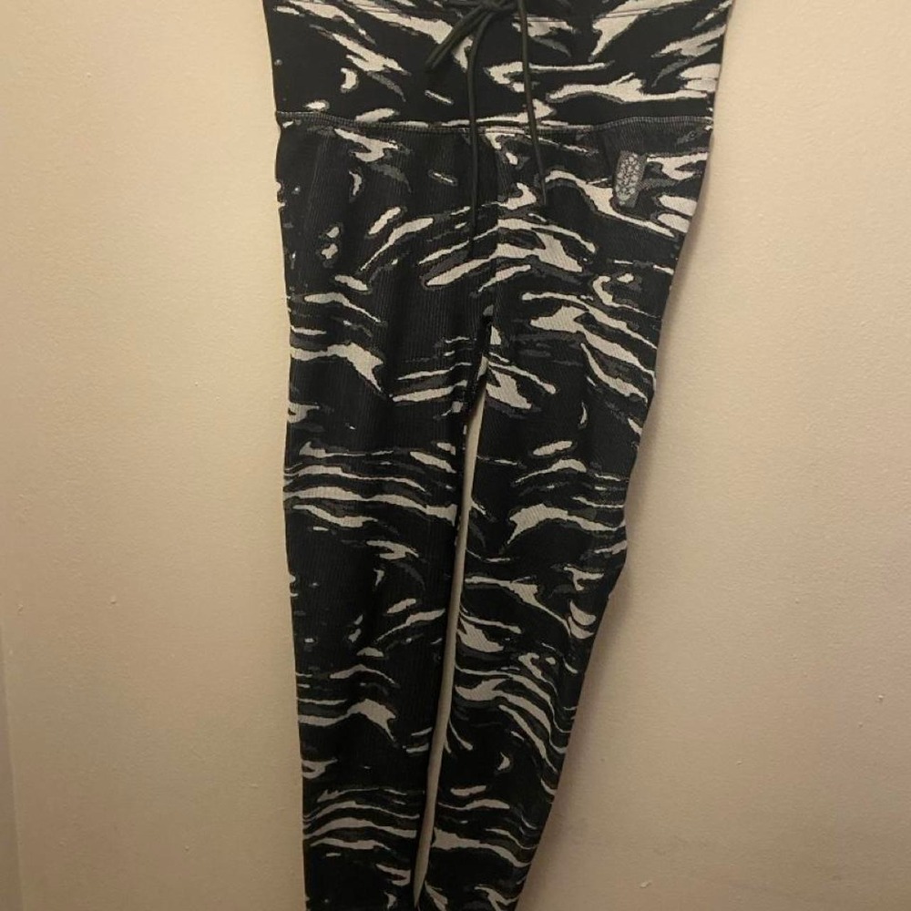 XS Zebra Print Free People Leggings - Picture 1 of 2